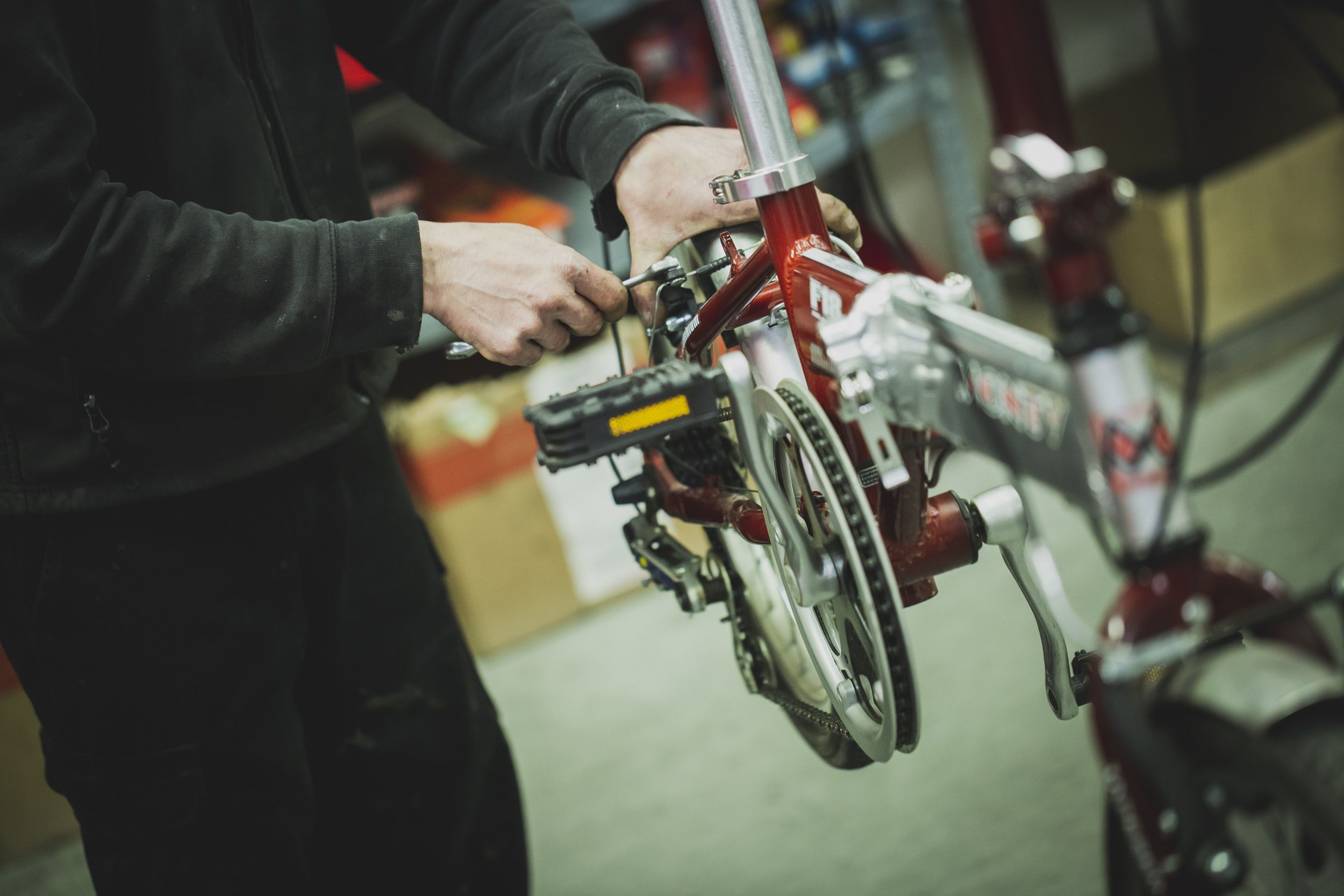 el taller de reparación de recicleta en zaragoza arreglando una bici