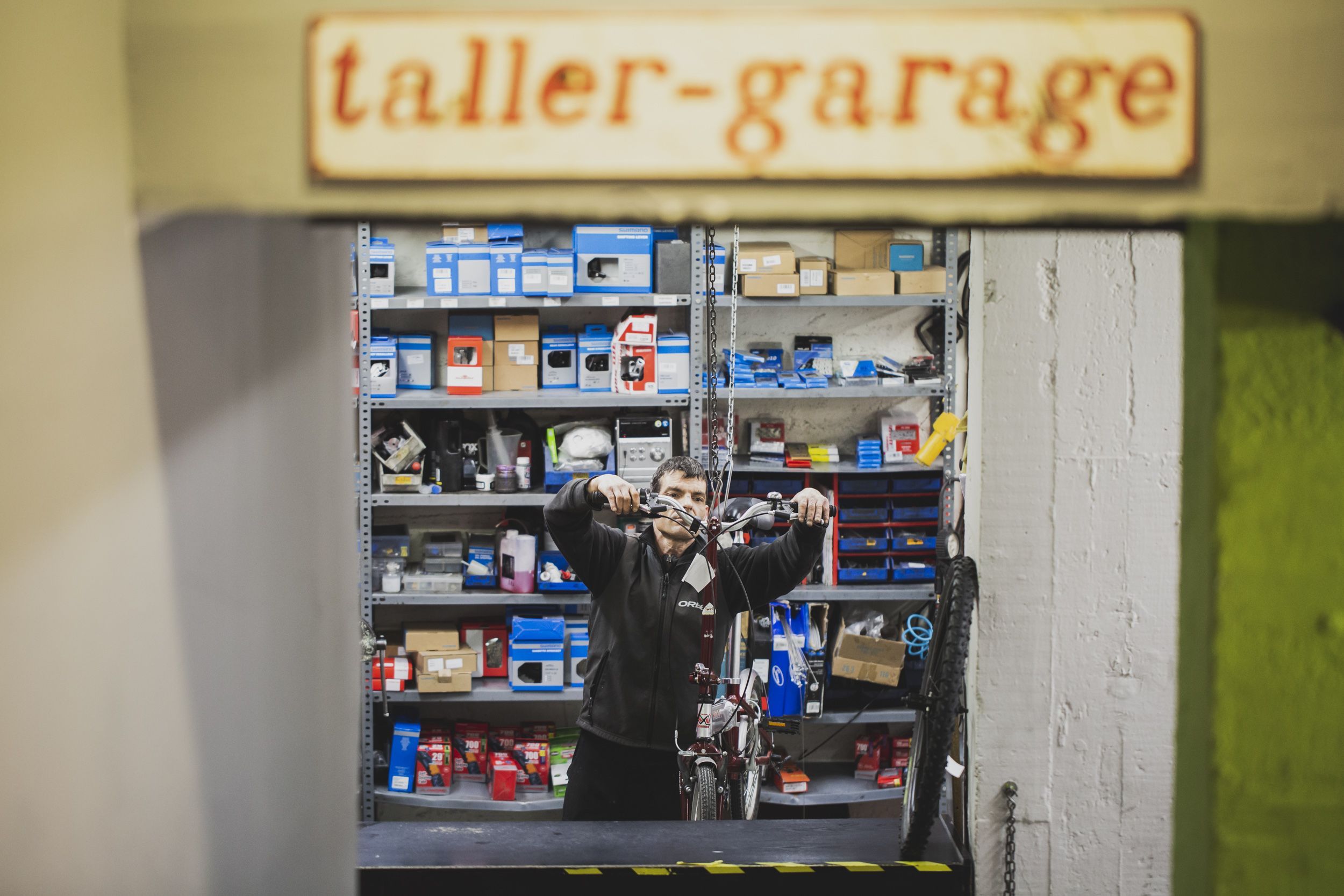 el taller de reparación de recicleta en zaragoza arreglando una bici