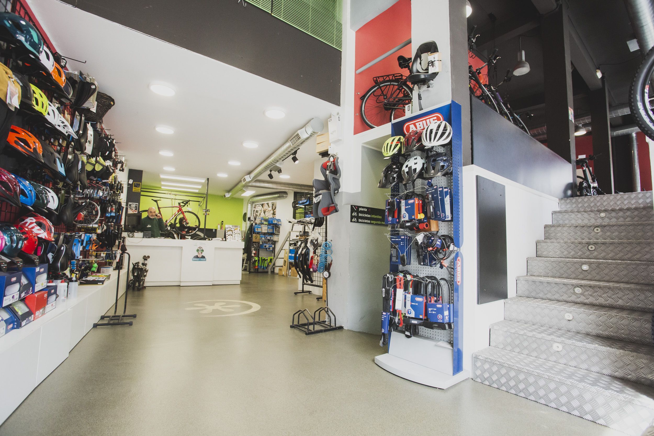 el taller de reparación de recicleta en zaragoza arreglando una bici
