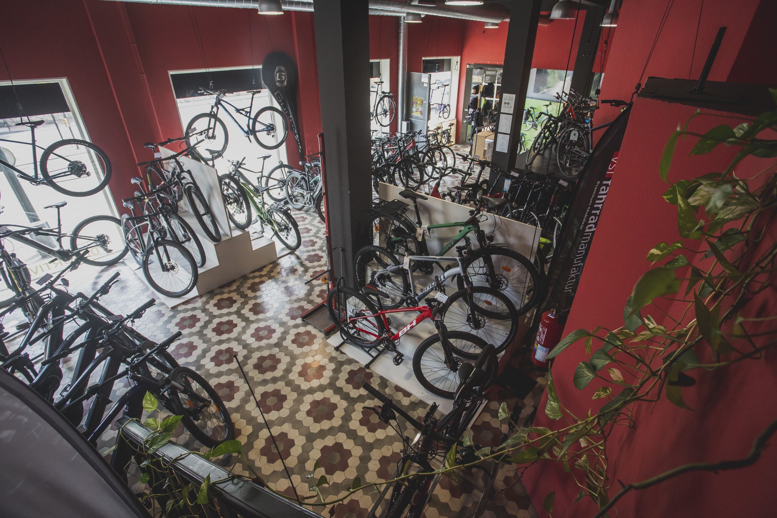 el taller de reparación de recicleta en zaragoza arreglando una bici